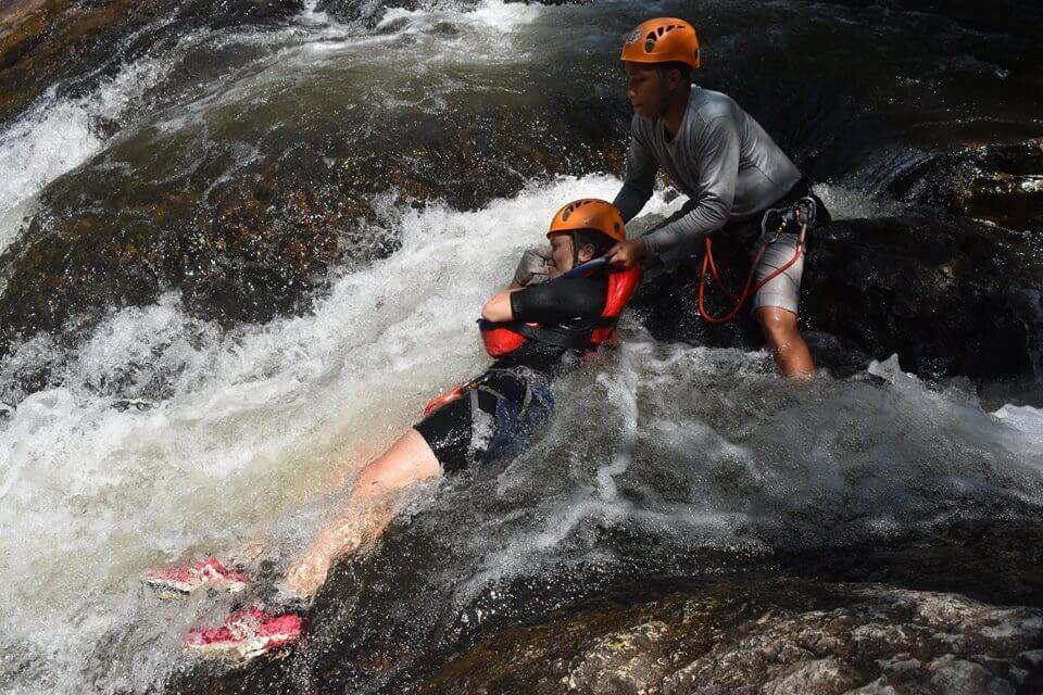 The tour guides above and below the waterfall track and guide the player to swing the cord down properly